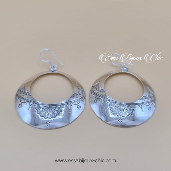 Boucles d’oreille en argent, creux, gravures motifs maghrébins.