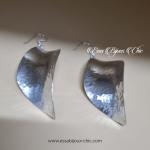 Boucles d’oreille en argent martelé.