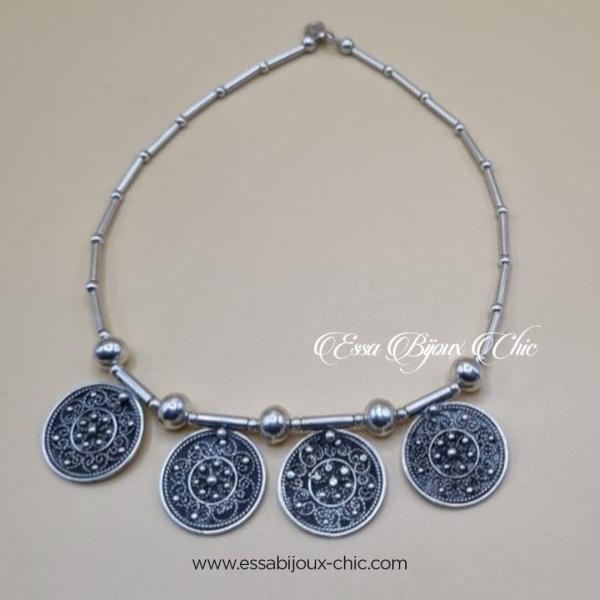 Collier mobile en argent, composé de 4 disques avec ornementation d’un style berbère.