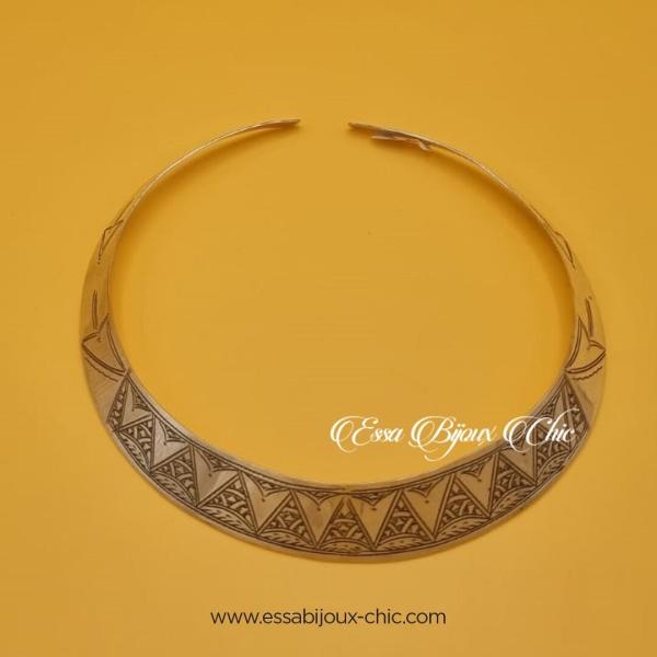 Ras de cou ajustable en argent avec gravure style « Dag Souiri ».