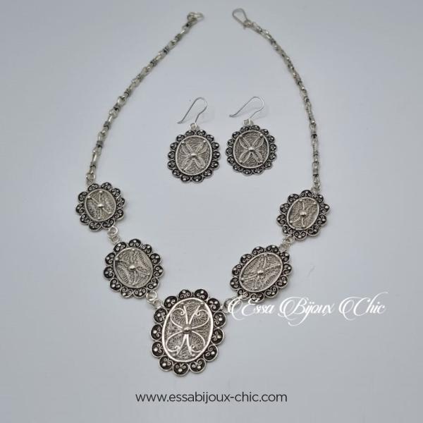Ensemble comprenant 1 collier et 1 paire de boucles d’oreilles ornés de filigrane & motifs papillons.