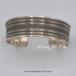 Bracelet ajustable fait à main, en argent et orné avec des fils tressés