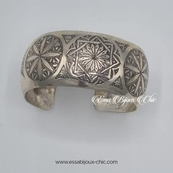 Bracelet ajustable en argent, orné d’une gravure florale (fleur d’Essaouira) et d’un style typiquement maghrébin.
